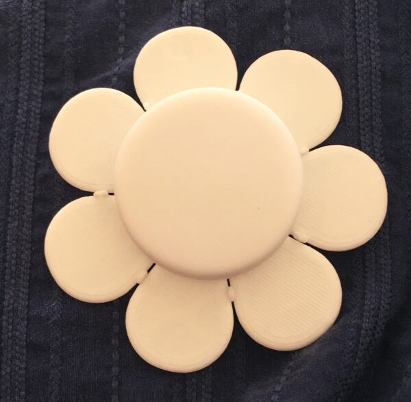 smart daisy pendant